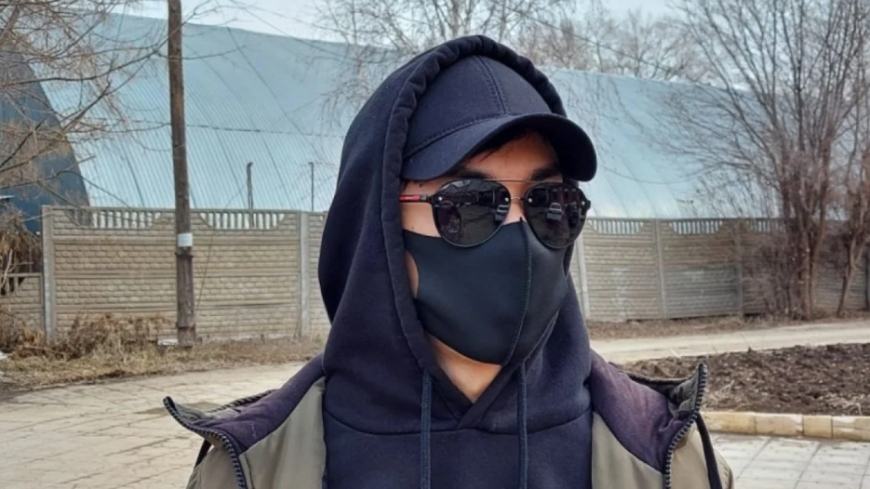 «Біздің Димаш»: Маскадағы адамның кім екені белгілі болды