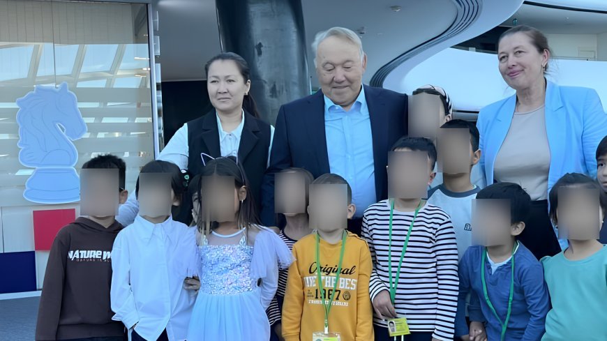 Нұрсұлтан Назарбаев көпшілік алдына шықты