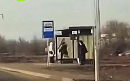 Ақтөбелік тұрғын әйелімен ренжісіп, аялдаманы сындырып тастады (ВИДЕО)