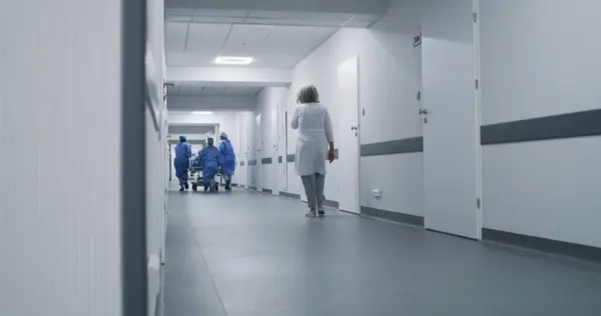 «Басынан тепкен»: Қостанайда 61 жастағы науқасты  ұрып-соққан санитар төрт жылға сотталды