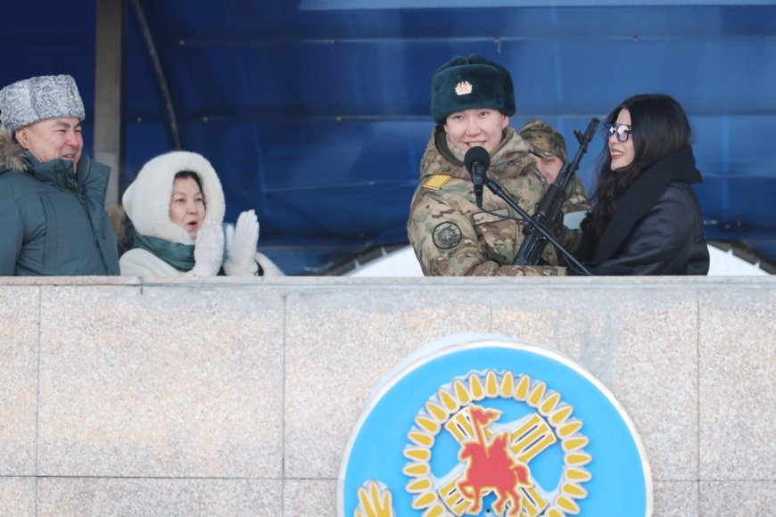 Ұландық сарбаз ант қабылдау рәсімінде сүйіктісіне ұсыныс  жасады