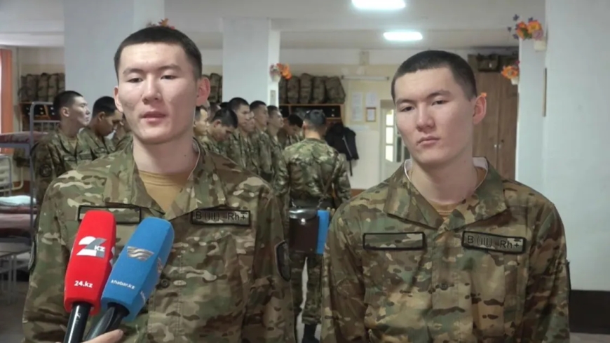 «Бір ротада қызмет етеміз»: Оралда үш егіз жігіт әскер қатарына алынды