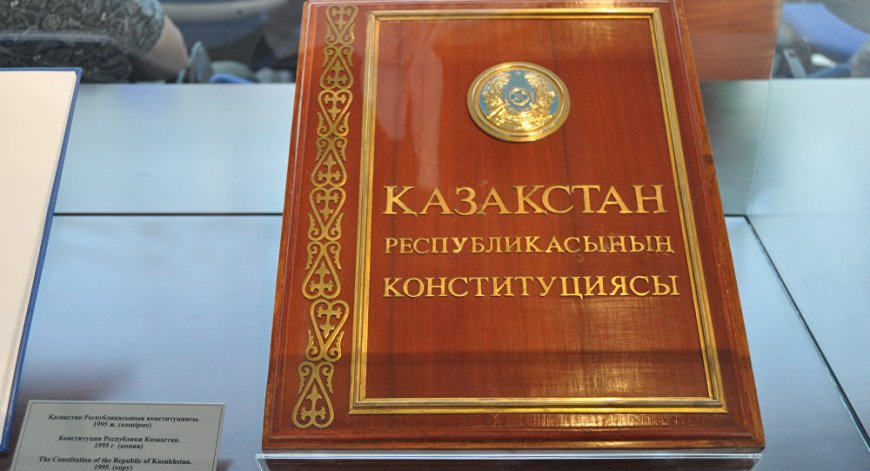 Жаңа Конституция: Жұлдыздардың жаппай мақтауы мен Алаштанушының ащы сыны