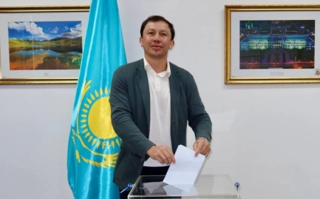 Геннадий Головкин Бангкоктағы референдум учаскесінде дауыс берді